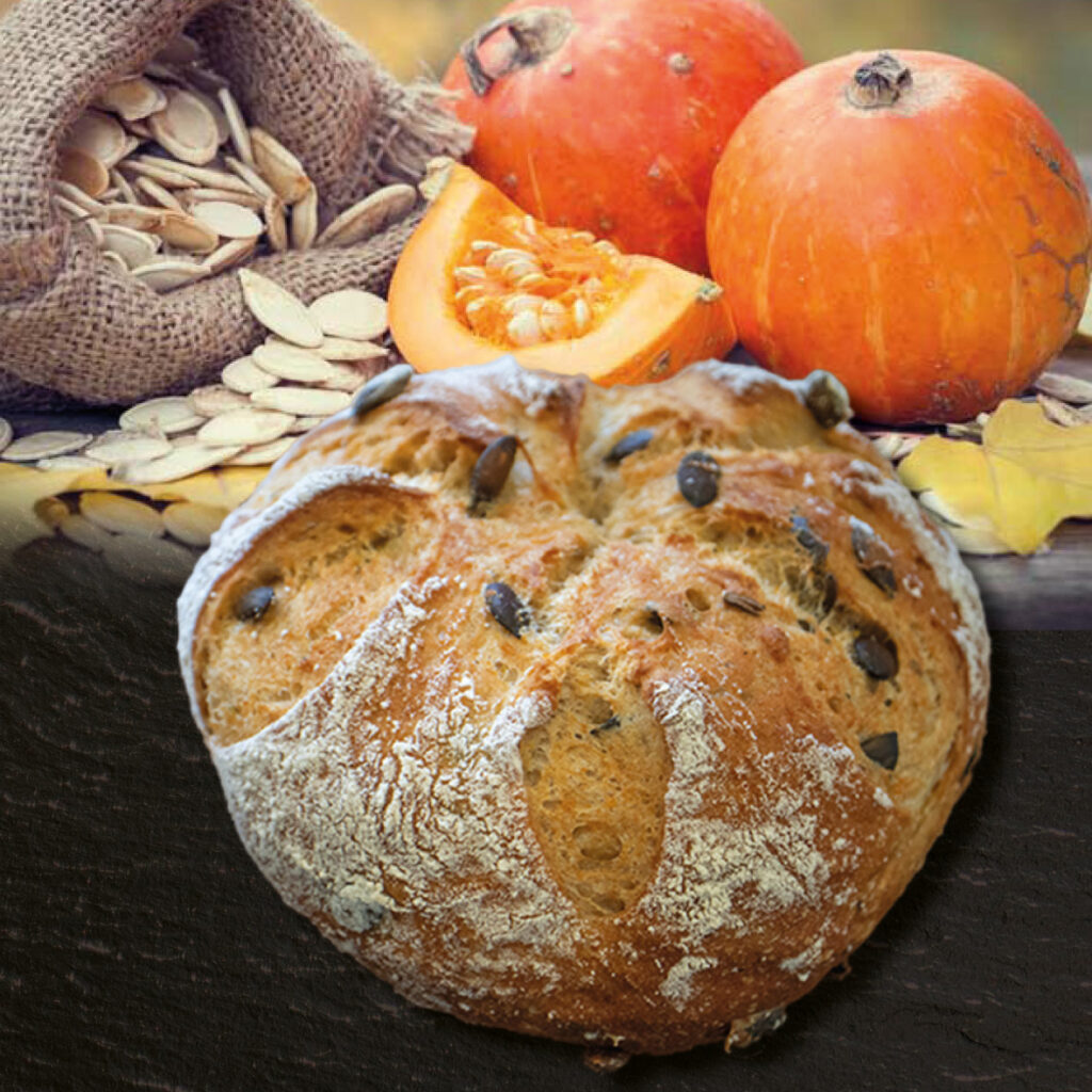 Kürbiskernenbrot mit Kürbissenhintergrund